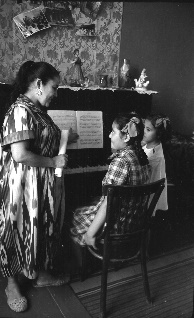 СССР халқ артисти Саодат Қобулова фарзандлари билан, 1959 й. Тошкент.