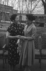 СССР халқ артисти Сора Эшонтўраева шогирди Рихси Иброҳимова билан, 1962 й. Тошкент